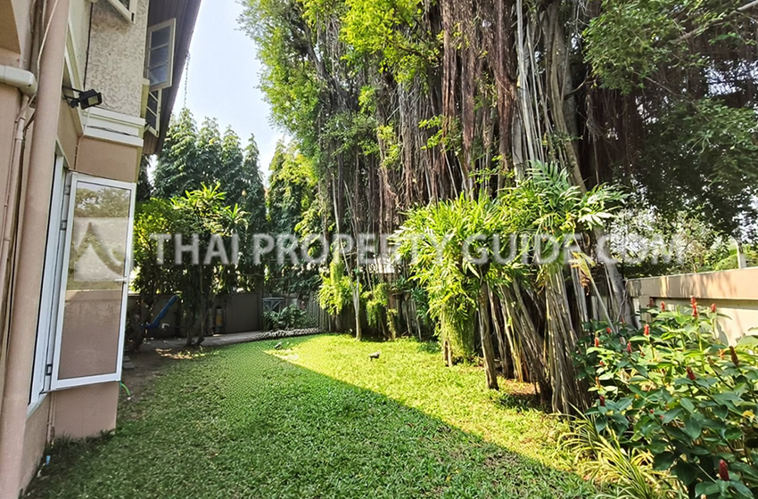 House with Shared Pool in Sukhumvit 